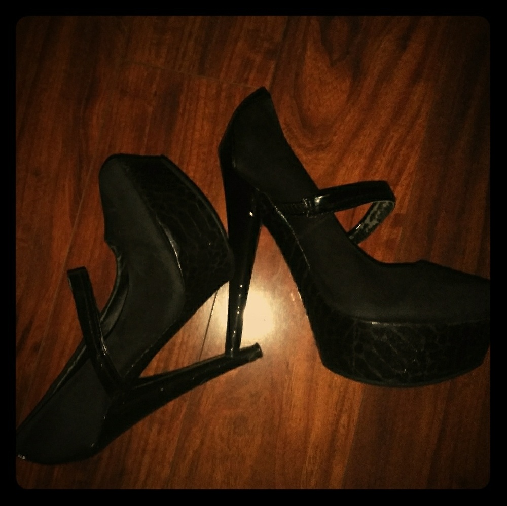 Black pumps